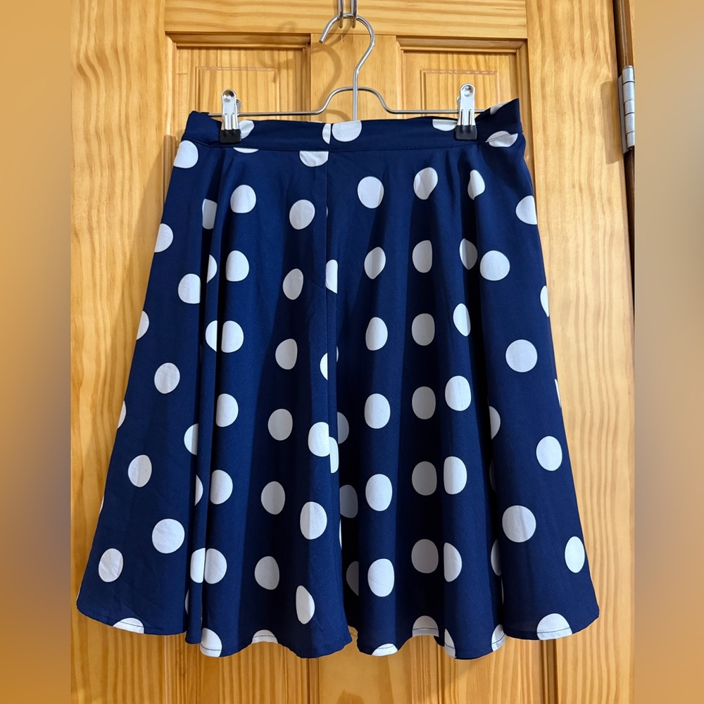 Flowy polka dot skirt in between a mini and a midi. Size S. Pixley brand.